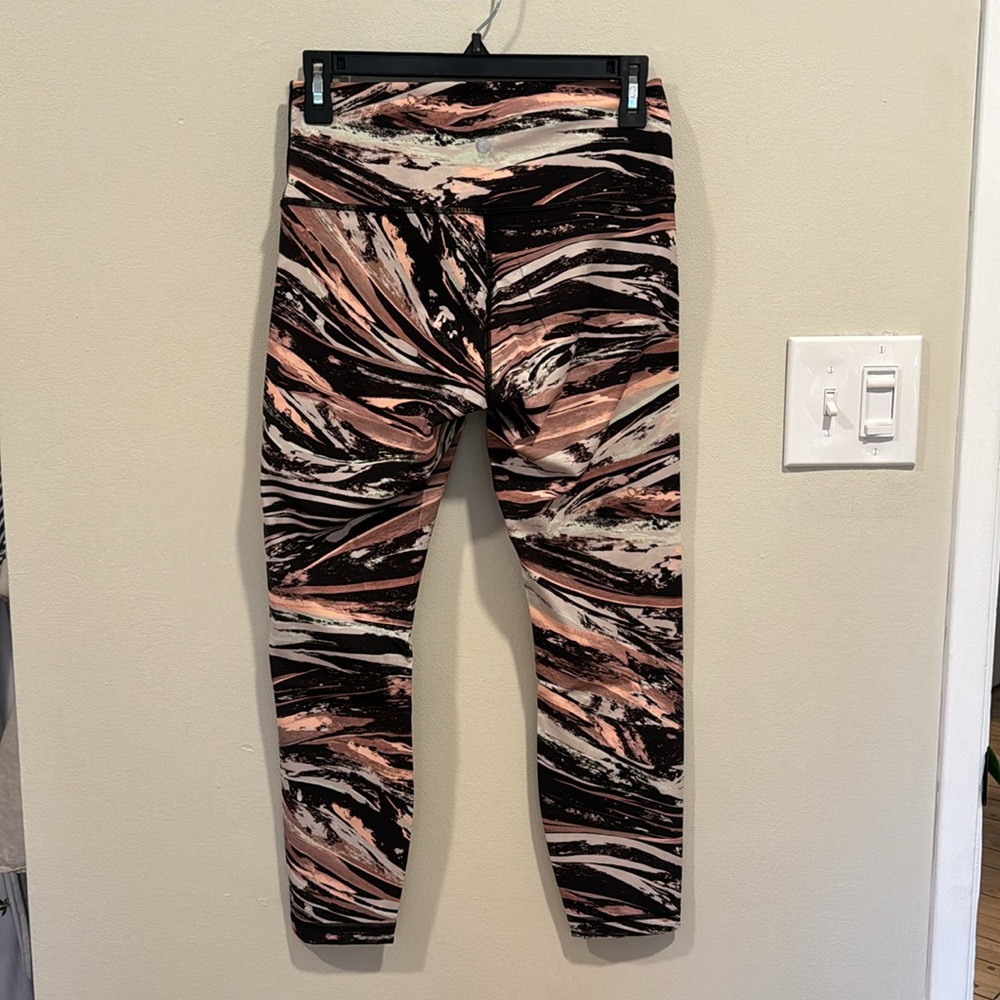 LULULEMON Wave Pattern Legging in Pink, Gray, and Black sz 8 EUC - Picture 4 of 6